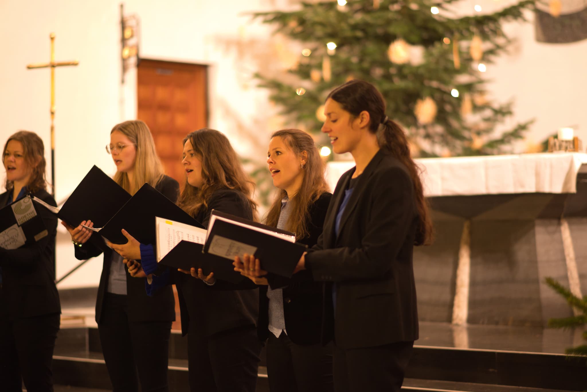 Mitglieder des musical team beim gemeinsamen Musizieren